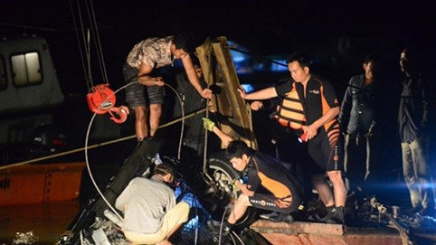 Vụ Mercedes đâm gãy thành cầu lao xuống sông Hồng: Tìm thấy CMND của 1 người đàn ông trên xe