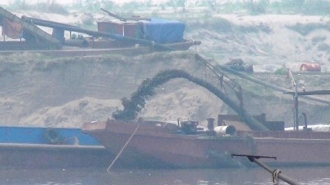 MTTQ Việt Nam đề nghị tỉnh Vĩnh Phúc xử lý cát tặc ở 'nơi người dân chật vật giữ đất'