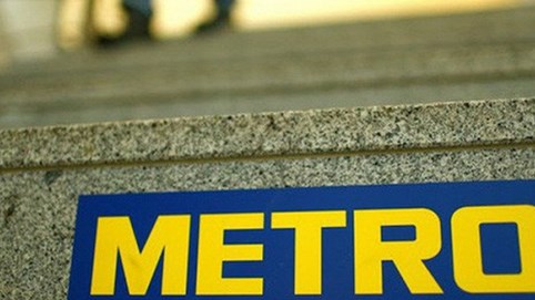 Metro vật lộn với cuộc chiến trước hai ông trùm Đông Âu