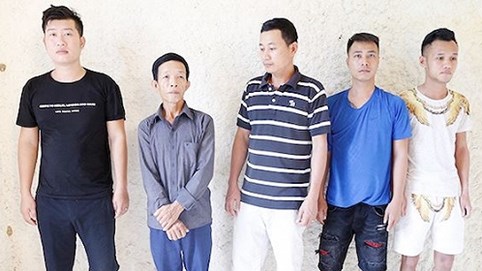 Bắt quả tang 6 con bạc đang sát phạt nhau, thu gần 100 triệu đồng