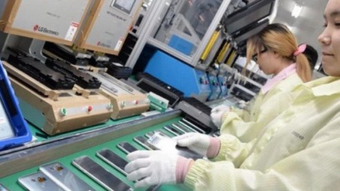 Dây chuyền sản xuất smartphone của Hàn Quốc đang lụi tàn khi LG và Samsung chuyển sang Việt Nam làm điện thoại