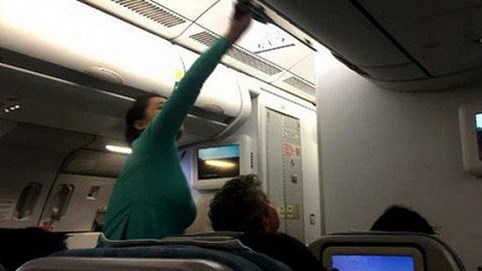 Đội lốt doanh nhân đi máy bay hạng thương gia để 