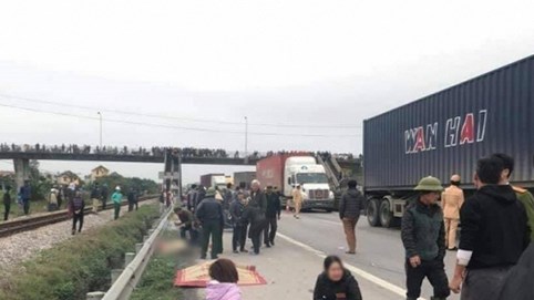 Hải Dương: Xe tải lao vào đoàn người đi bộ, 9 người chết, 3 người bị thương nằm la liệt trên đường