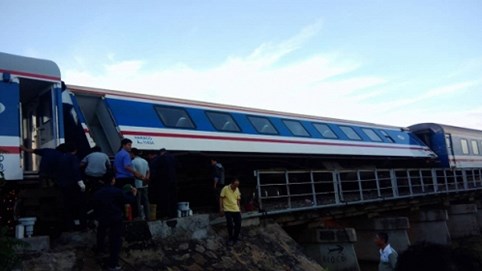 Tàu hỏa Bắc - Nam trật bánh ở Bình Thuận, hàng loạt chuyến tàu Tết bị chậm giờ