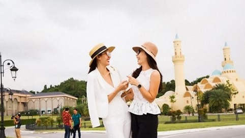 Á hậu Kim Nguyên và MC Anh Thơ đọ dáng trên du thuyền King Yacht