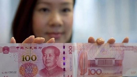 Ông Trump ra đòn tới tấp, tiền Trung Quốc tuột dốc