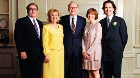 Có trong tay gần 90 tỷ USD, Warren Buffett chẳng ngại tặng họ hàng mỗi người 10.000 USD làm quà Giáng sinh