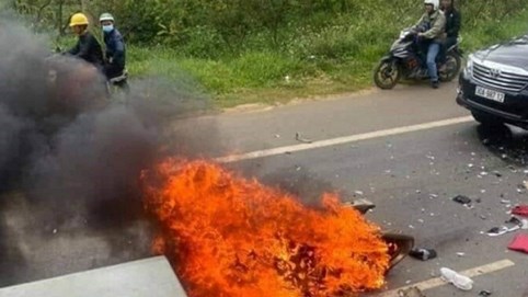 Nóng 24h qua: Tông vào xe ô tô, người đàn ông tử vong cùng xe máy cháy rụi
