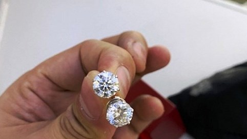 Tiếp viên Vietnam Airlines trả lại trang sức kim cương cho hành khách