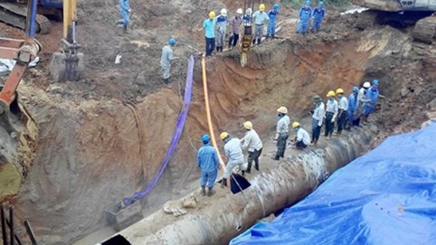 Đường ống nước sạch sông Đà lại bị vỡ