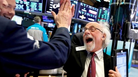 Dow Jones tăng hơn 450 điểm ngay khi giá dầu có tín hiệu khởi sắc