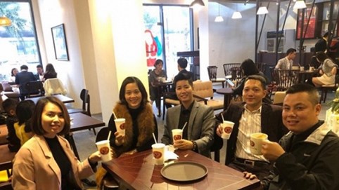 Khách hàng nườm nượp lui tới Tech Coffee để trải nghiệm uống cà phê chất lượng tại nơi sang trọng