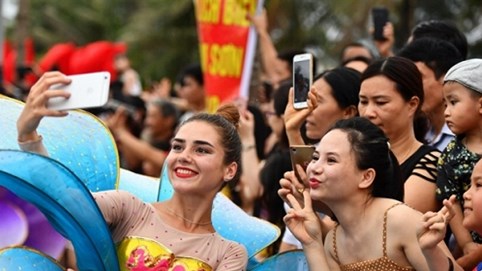 Carnival đường phố, nhạc giao hưởng trên phố đi bộ và sức mạnh xã hội hóa