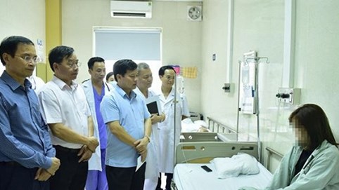 Phó Chủ tịch UBND TP Hà Nội thăm bệnh nhân lễ hội âm nhạc Hồ Tây thì có gì sai?