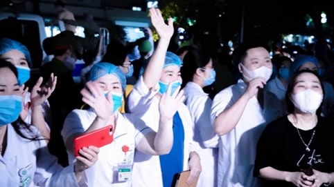 Thước phim cảm động do các bác sĩ bệnh viện Bạch Mai thể hiện trong những ngày cách ly
