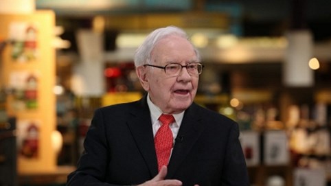 Warren Buffett: “Đừng bao giờ nghe lời những người như tôi”