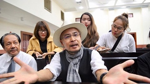 Ông Đặng Lê Nguyên Vũ ngồi lặng cả phút sau khi tòa tuyên án