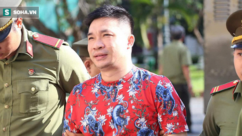 Ông trùm Văn Kính Dương mặc áo bông họa tiết hổ, bình thản đến tòa