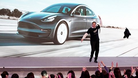 Tỷ phú Elon Musk làm điều bất ngờ trong buổi lễ ra mắt dòng xe Tesla đầu tiên sản xuất tại Trung Quốc
