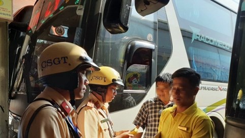 Nóng 24h qua: Tài xế bị phát hiện có cồn nhưng 