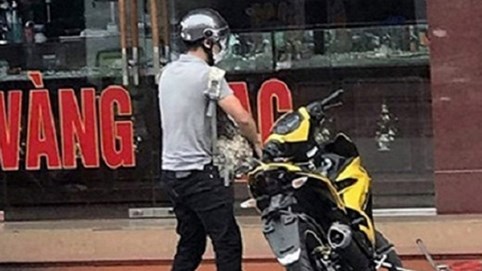Nóng 24h qua: Nam thanh niên dùng súng cướp tiệm vàng giữa ban ngày