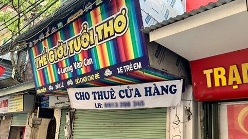 Chủ nhà mặt phố đất vàng Hà Nội: 20 năm nay mới phải treo biển tìm người thuê
