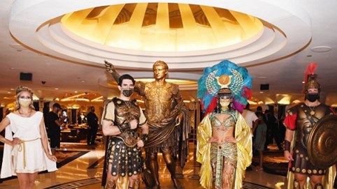 Khách được thưởng tiền nếu đeo khẩu trang khi chơi bài ở Las Vegas