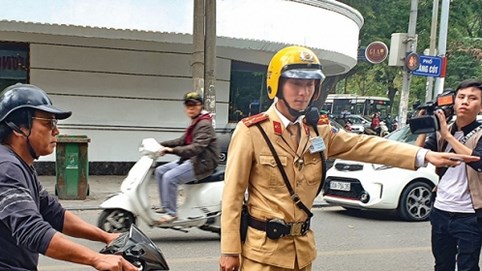 Nóng 24h qua: Từ hôm nay, người dân có quyền giám sát CSGT làm việc qua việc ghi hình
