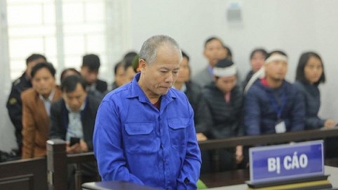 Sát nhân giết 4 người trong gia đình em trai bật khóc nức nở tại tòa