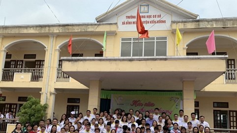 Doanh nhân Phạm Hữu Tuấn và thủ môn Bùi Tiến Dũng cùng tham gia chương trình thiện nguyện 