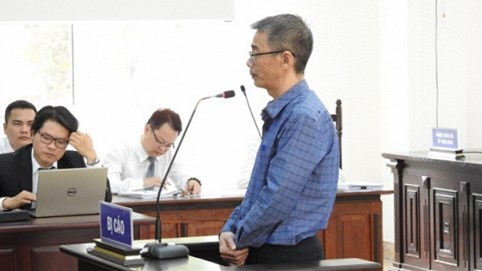 Diễn biến bất thường phiên xử nguyên Bí thư Bến Cát: Bị cáo nào cũng bị hỏi “có quan hệ gì với ông Khanh hay không”?