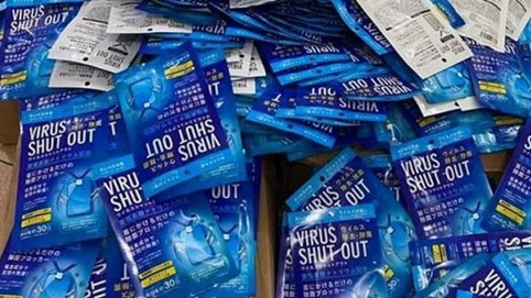 Phát hiện 300 'thẻ diệt virus' nhập lậu tại cổng chợ thuốc Hapulico