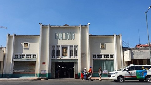 Ngủ gật, chơi điện thoại 'qua ngày' tại chợ lớn nhất Bắc, Trung, Nam giữa dịch Covid - 19