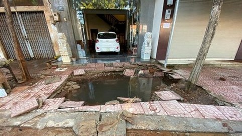 Nóng 24h qua: Đường ống nước nổ kinh hoàng giữa đêm, cả người và xe lao xuống hố