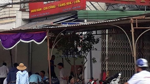 Con trai chủ tiệm vàng chết trên giường, đầu trùm nilon cổ quấn băng keo
