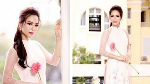 8/3: Dương Kim Ánh làm điệu với áo dài!