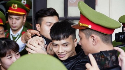 Có hạt mưa nào biết mình khởi nguồn cho một cơn lũ?