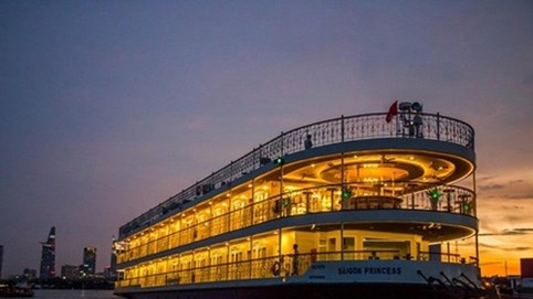 Đàm Vĩnh Hưng đón Giáng sinh cùng 200 khán giả trên du thuyền 5 sao