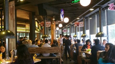 Hàng ăn chật kín khách 8/3: Chạy 9 nơi, xin trả thêm tiền vẫn đành 'bó tay'