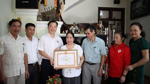 Một gia đình cán bộ hưu trí giàu lòng nhân ái