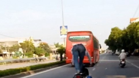 Người đứng trên yên xe máy khi chạy xe bị phạt tiền