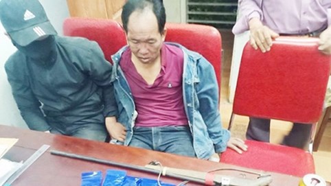 Bắt đối tượng dựng lều bán ma túy, chĩa súng vào cảnh sát hòng thoát thân