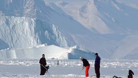 Trải nghiệm chơi golf trong băng tuyết khi nền nhiệt xuống - 50 độ C