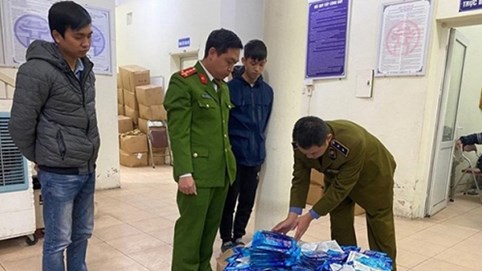 Đeo “Thẻ diệt virus” không tránh được Covid-19