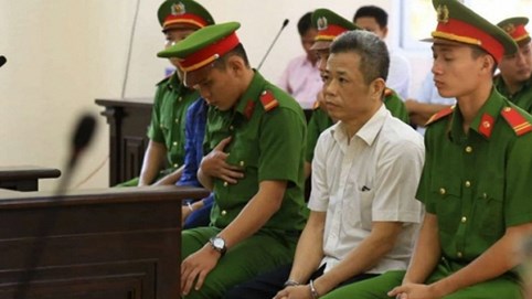 Diễn biến bất ngờ vụ xử Bí thư Thị ủy Bến Cát (Bình Dương): Bị cáo chưa được nói câu nào, tòa đã tuyên hoãn xử