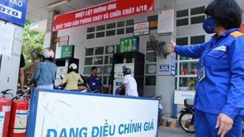 Tích trữ xăng dầu khi giá cả giảm mạnh có thể bị khởi tố hình sự