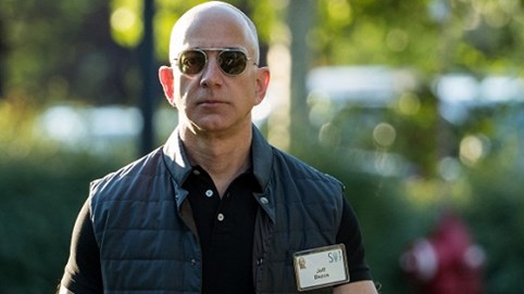 Thử một lần nghe lời khuyên của cấp dưới, Jeff Bezos không ngờ quyết định đó đã giúp Amazon tăng gấp đôi năng suất