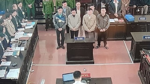 Kịch tính vụ án chạy thận: Cấp trên nói nhân viên có đi làm - cấp dưới quả quyết 