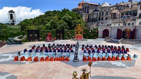 Từ “Vũ hội Ánh Dương”, ngẫm về du lịch lễ hội tại Việt Nam