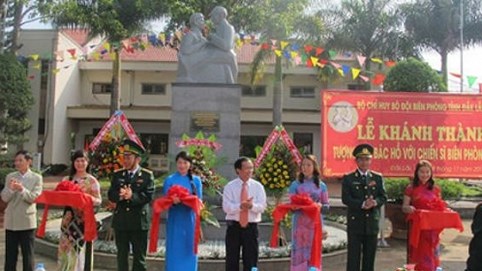 Khánh thành tượng đài “Bác Hồ với Chiến sĩ Biên phòng” ở Đắk Lắk